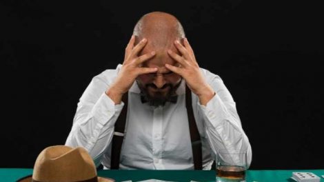 איש מהמר מנסה להגמל מהימורים ויושב מעל הכסף